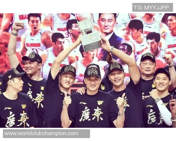 易建联的篮球传奇之路：从青涩少年到国家队核心的成长故事